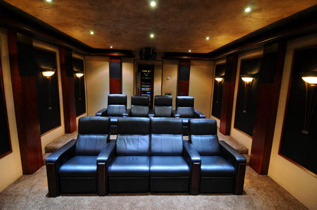Домашний кинотеатр в цветах: черный, темно-коричневый, коричневый, бежевый. Домашний кинотеатр в стиле хай-тек.