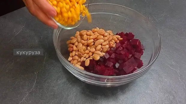 Когда надоедает винегрет, готовлю салат со свёклой и кукурузой (вкусно, просто и готовить быстрее)