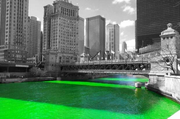 зеленая река в Чикаго на День Патрика