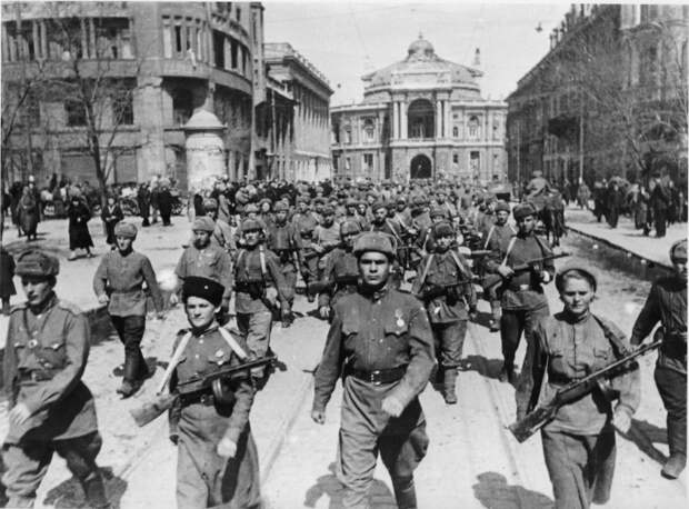 Советские войска вступают в освобожденную Одессу. Фотография сделана на улице Ленина (сейчас ул. Ришельевская). На заднем плане Одесский оперный театр.