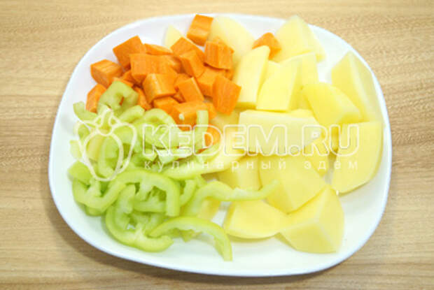 Нарезать крупно картофель, чуть поменьше нарезать морковь и перец. Добавить овощи в бульон и варить до полу готовности.