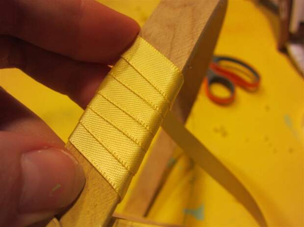 Декорирование плетеной корзинки помпонами и лентами. Мастер-класс (14) (700x524, 182Kb)