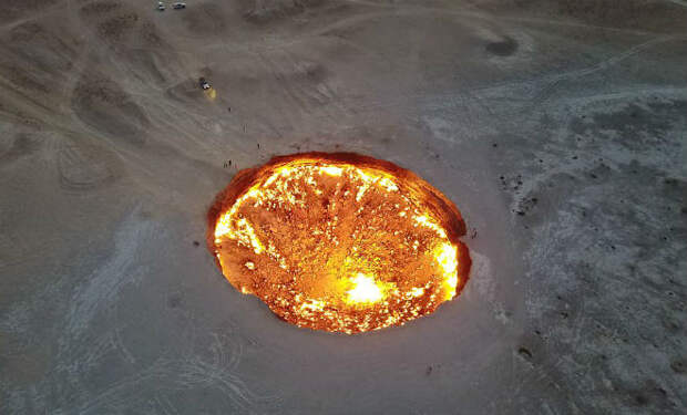 Беспилотник с камерой опустился в Дарвазу: яму в Земле, которая горит уже 48 лет