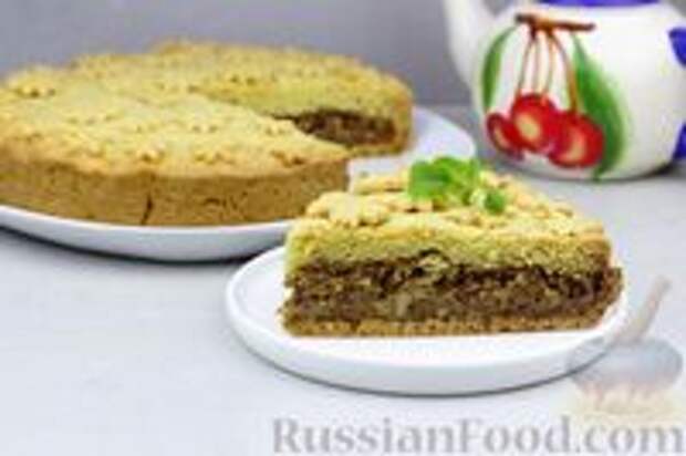 Фото к рецепту: Закрытый песочный пирог с орехами в сливочно-медовой карамели