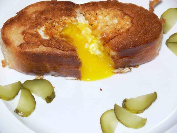 Яичница в хлебе (в "окошке") - вырезать в хлебе отверстие, обжарить с одной стороны, перевернуть, залить яйцо и закрыть окошко вырезанным кусочком интересное, кулинария, рецепты, яйца
