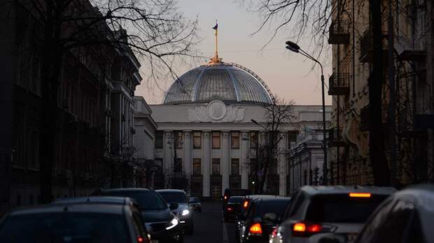 Безуглая заявила о возможности краха Украины из-за решения не увольнять Ермака