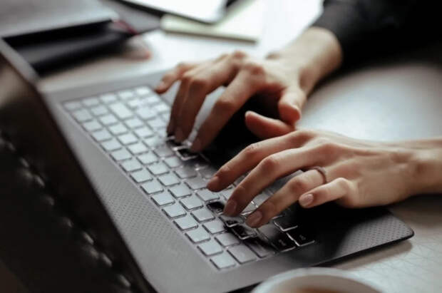 Юрист Султанов объяснил, когда ребёнок может быть с родителем на работе