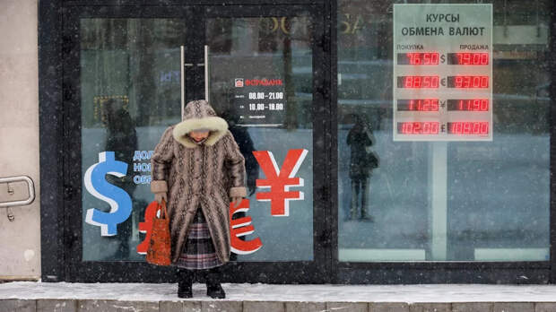 Экономист Разуваев: "положительная геополитика" двигает рубль вперед