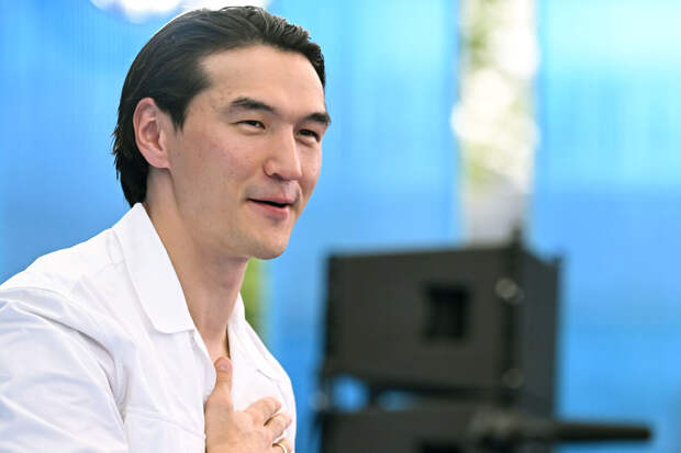 Комик Нурлан Сабуров пошутил о запрете на въезд в Россию и вспомнил жену