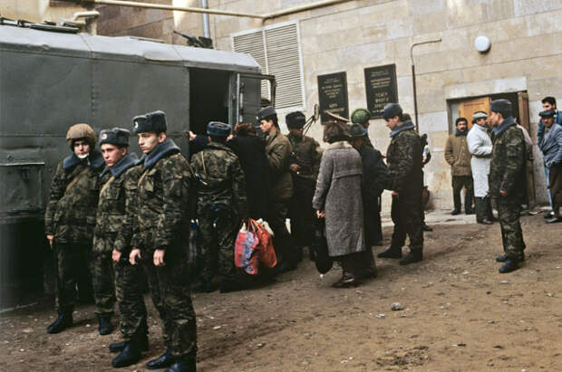 Военнослужащие подразделения внутренних войск МВД СССР сопровождают армянских беженцев в морской порт для эвакуации их на пароме Баку — Красноводск. 17 января 1990 г.