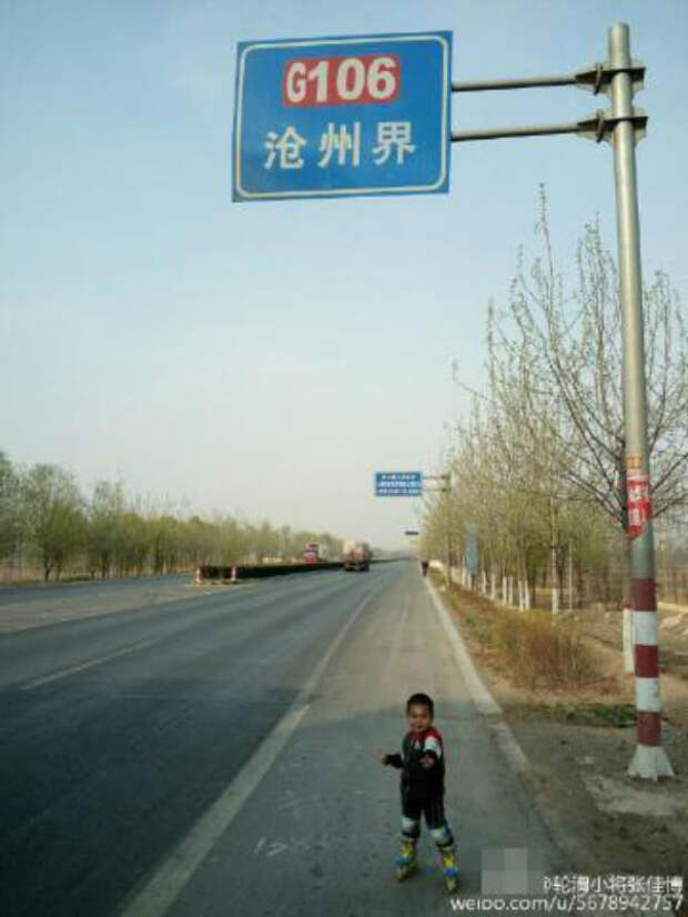 Воспитание по-китайски: 4-летний мальчик проехал более 500 километров на роликах