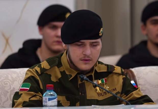 18-летнего Адама Кадырова сняли на видео с погонами майора