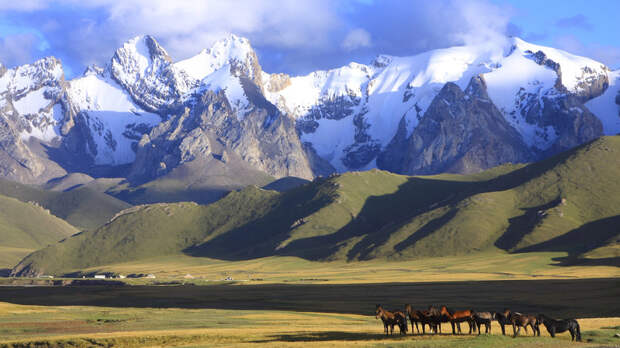 Сотрудники МЧС Киргизии нашли потерявшихся в горах российских туристов