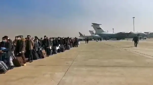 На аэродроме Чкаловский приземлился первый самолёт с эвакуированными из Афганистана