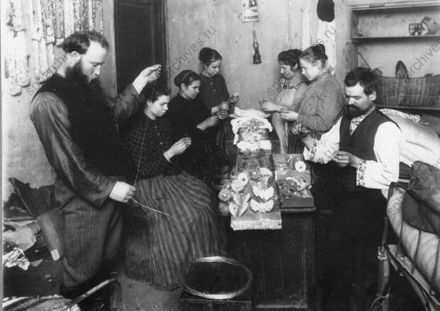 1913. Изготовление елочных украшений в мастерской по производству елочных украшений 1913. Изготовление елочных украшений в мастерской по производству елочных украшений