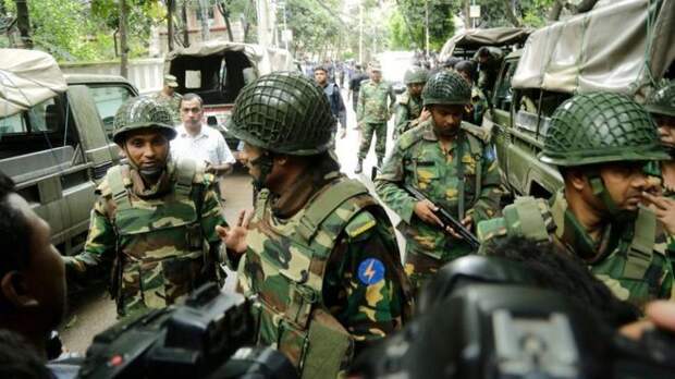 Спецслужбы Бангладеш взяли кафе штурмом в субботу утром