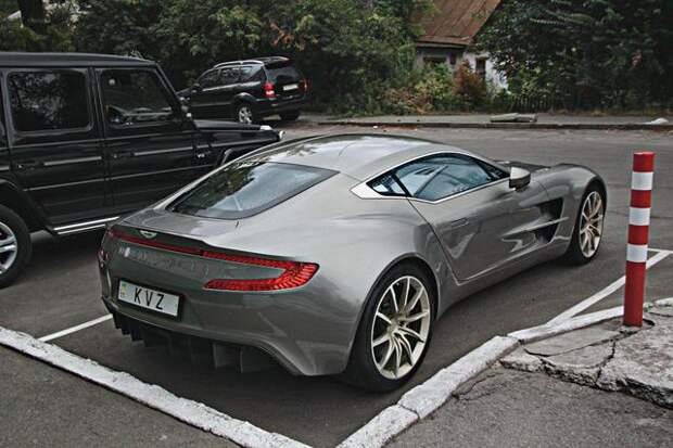 Спорткар Aston Martin ONE-77 с номером KVZ. Фото © skelet.info
