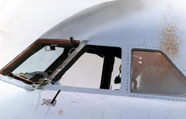 авиакатастрофа пилот выпал из окна самолета