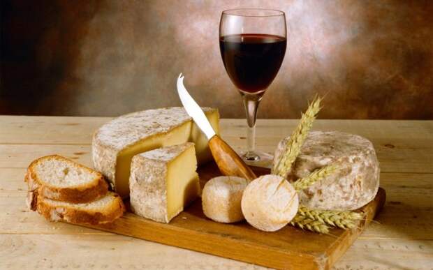 Французское вино, хрустящая булочка и пикантный сыр - прекрасное сочетание. / Фото: www.alsvets.lv