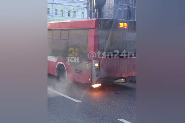 В Туле загорелась задняя часть автобуса во время движения