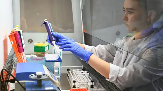 Слабость, высокая температура, головные боли: в Роспотребнадзоре назвали симптомы инфицирования штаммом «омикрон»