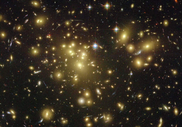 Скопление галактик Abell 1689 (снимок телескопа "Хаббл"). Фото: © wikipedia