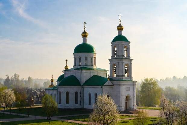 Иерей Фетисов объяснил поход в храм вместо кладбища в Пасхальную неделю