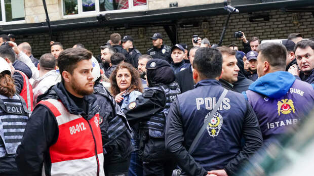 Турецкая полиция задержала более 200 человек на демонстрациях в Стамбуле
