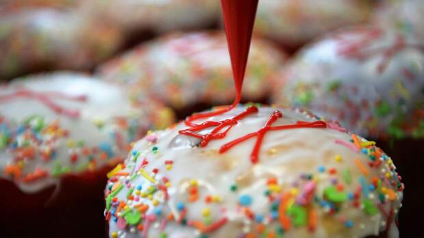 Эксперт рассказал о тренде на отказ от яркой посыпки в декоре куличей