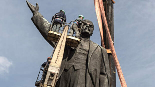 Демонтаж памятника Ленину. Архивное фото