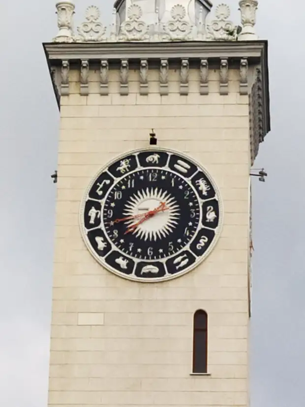 Часы на ж/д вокзале Сочи. Фото: Екатерина Ежова