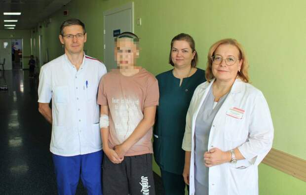 В Сургутской травматологической больнице врачи провели шестичасовую операцию на головном мозге 15-летнего пациента. Срочное вмешательство выполнил нейрохирург Александр Гапонов. Один из металлических шариков прошёл сквозь весь мозг, от лба до затылка, но миновал все жизненно важные центры. Доктору удалось безопасно удалить инородные предметы.