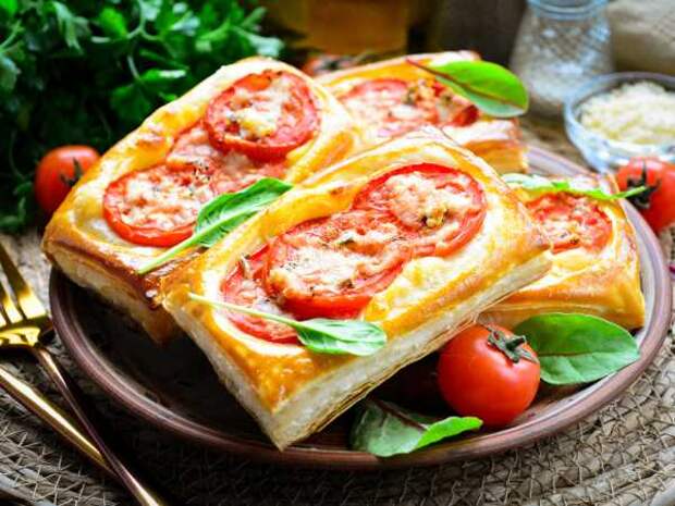 Слойки с сыром и помидорами