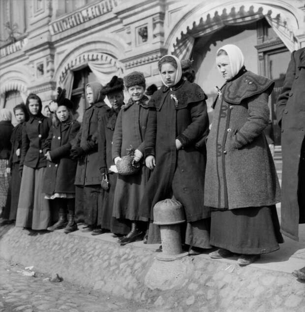 Женщины возле Торговых рядов на Красной площади история, ретро, фото