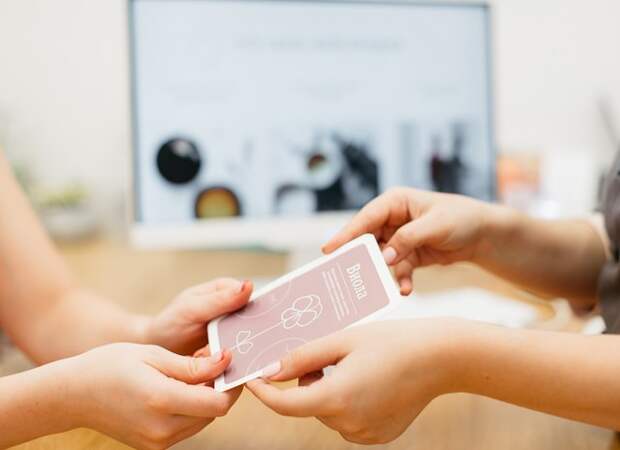 Почти год назад на Большой Дмитровке открылся первый в Москве Faceology – международный сетевой проект, сконцентрировавший внимание на здоровом питании кожи, безинвазивных процедурах и поддержании мышц лица в тонусе. Славится этот проект, в том числе, тем, что ни одна процедура здесь не начинается без определения вашего типа кожи. В чем «изюминка» классификации Faceology, рассказывает врач-косметолог Наталья Белоглазова.