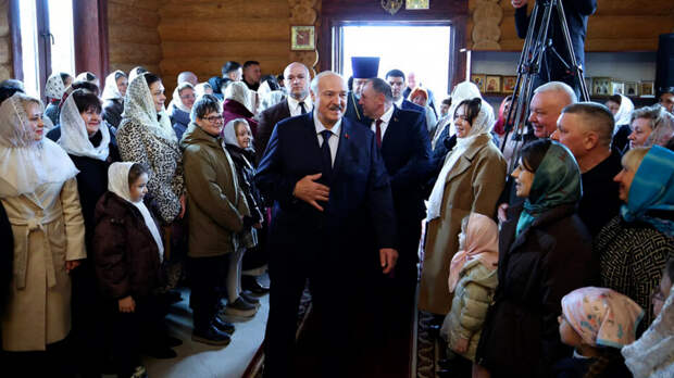 Привет из прошлого: Лукашенко передали письмо, написанное им в молодости