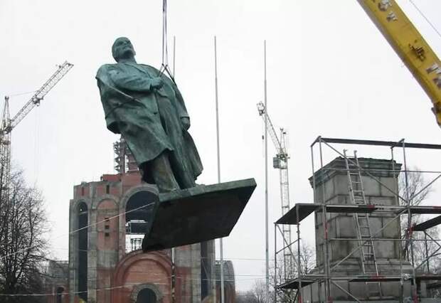 Демонтаж памятника Ленину на площади Победы г. Калининграда (иллюстрация из открытых источников)