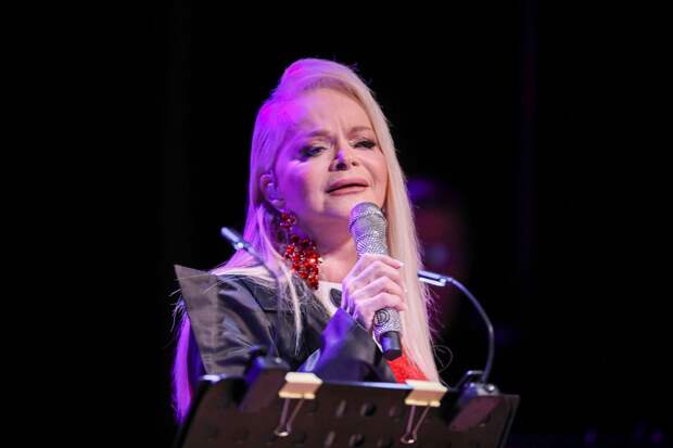 Лариса Долина опубликовала расписание праздничных телеэфиров с ее участием