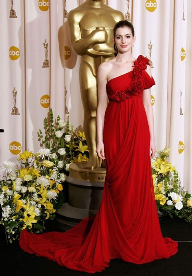 Anne Hathaway red dress