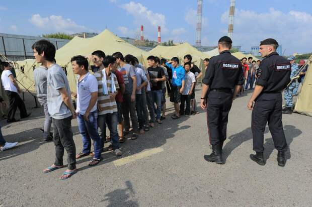 Массовые проверки мигрантов: в Челябинске в центр сортировки заказов пришла полиция