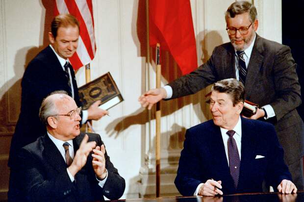 Горбачев и Рейган подписывают РСМД.png