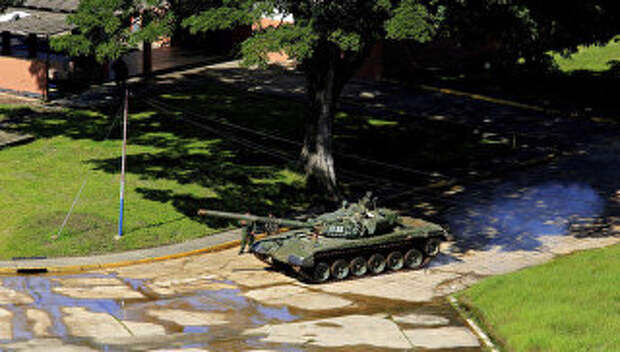 Танк Венесуэльской национальной армии на территории военной базы Парамакай в Венесуэле