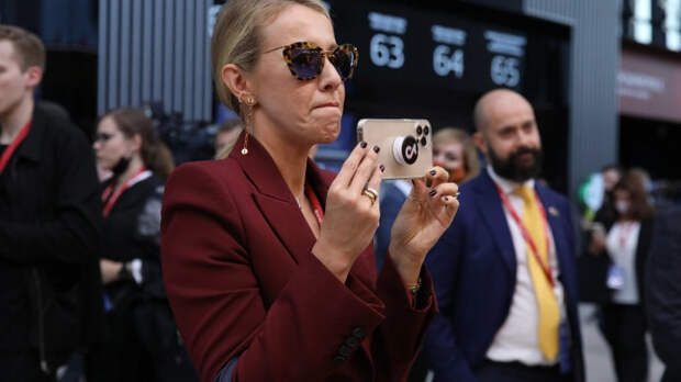 "Спала как сегодня, Ксюша? Корёжило?": После ухода Богомолова из МХАТ народ обратился к Собчак