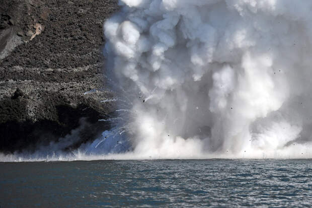 Лава из вулкана Стромболи со взрывом впадает в море