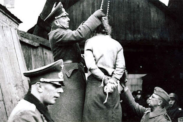 Нацисты с удовольствие фотографировались на фоне казней...