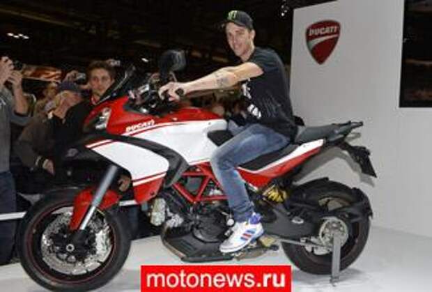 Довизиозо, Бадовини и Фогарти на стенде Ducati на EICMA 2012