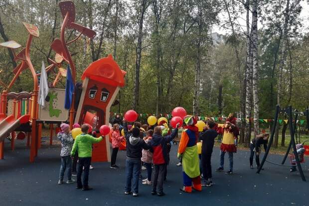 У корпуса 1007 в Силино прошли веселые конкурсы, эстафеты, соревнования У корпуса 1007 в Силино прошли веселые конкурсы, эстафеты, соревнования