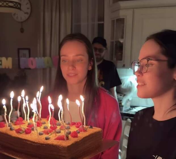 Жена шоумена Гарика Харламова поделилась кадрами с дня рождения его сестер