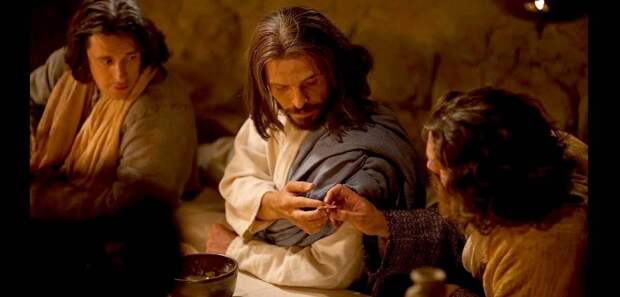И когда они ели, Иисус взял кусок хлеба, благословил его и, разломив, стал раздавать Своим ученикам, говоря: «Берите, ешьте, это-Тело Моё!