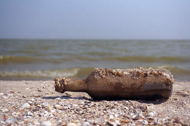 Бутылка пролежала на пляже Австралии более 100 лет.